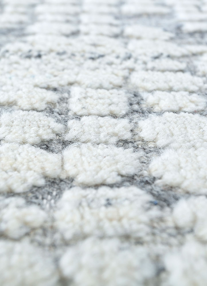 aprezo grey and black wool hand knotted Rug - CloseUp
