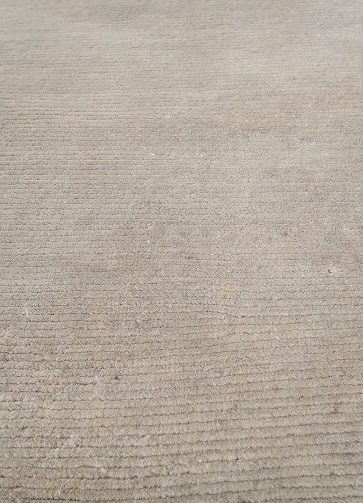 aprezo grey and black wool hand knotted Rug - CloseUp