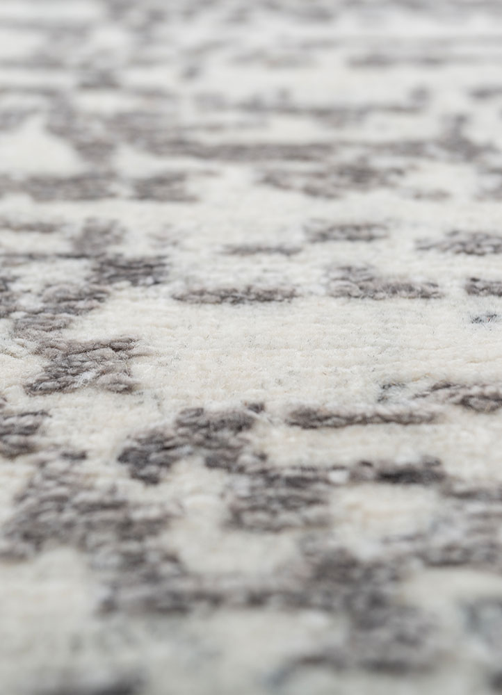 aprezo ivory wool and viscose hand knotted Rug - CloseUp