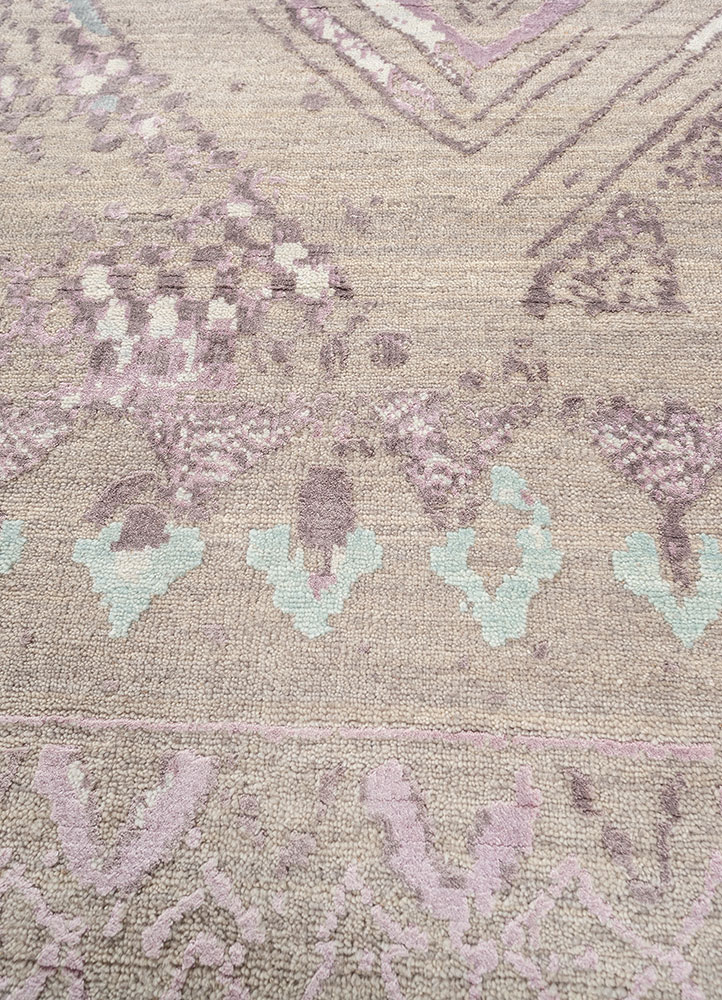 uvenuti ivory wool and bamboo silk hand knotted Rug - CloseUp