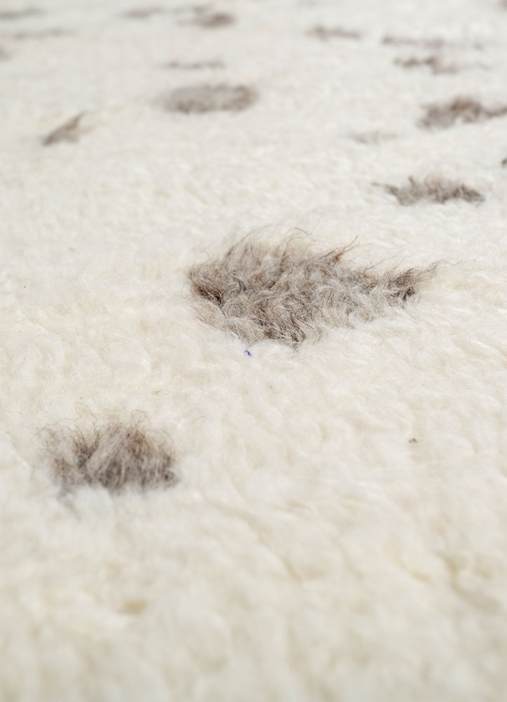 manifest ivory wool hand knotted Rug - CloseUp