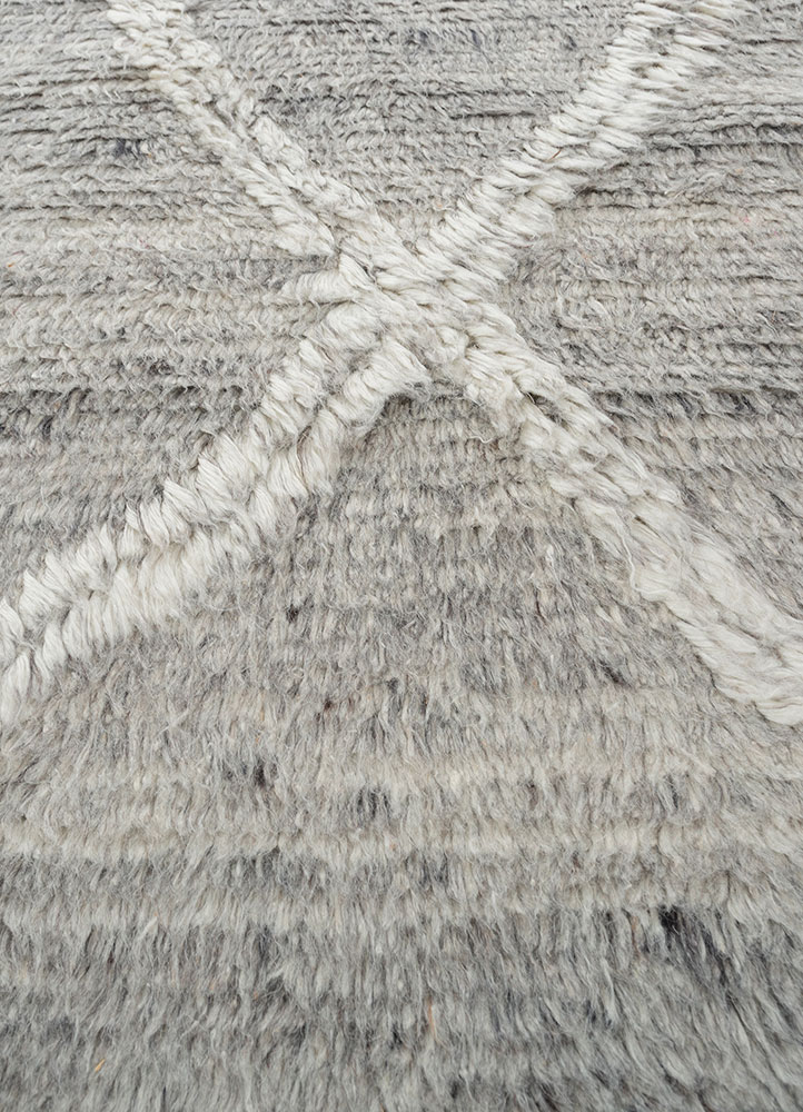 zuri grey and black wool hand knotted Rug - CloseUp