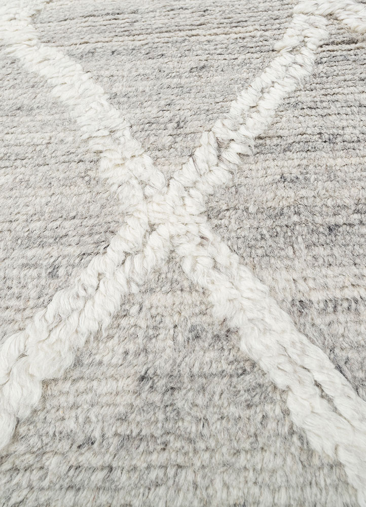 zuri grey and black wool hand knotted Rug - CloseUp