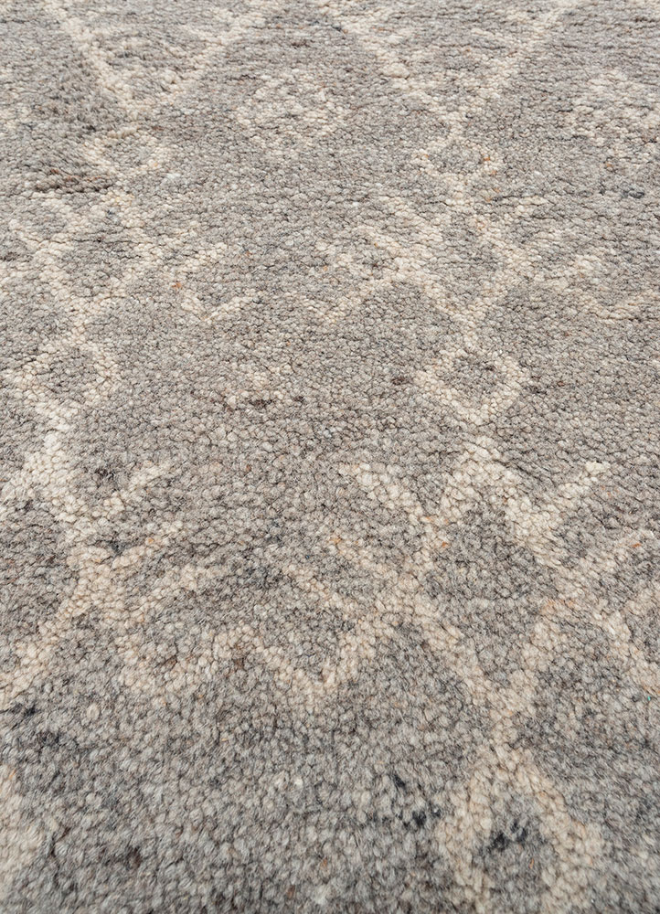 zuri grey and black wool hand knotted Rug - CloseUp