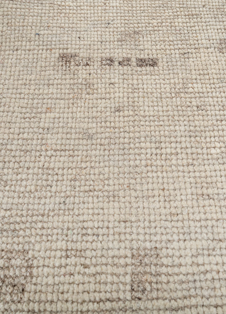 manifest ivory wool hand knotted Rug - CloseUp