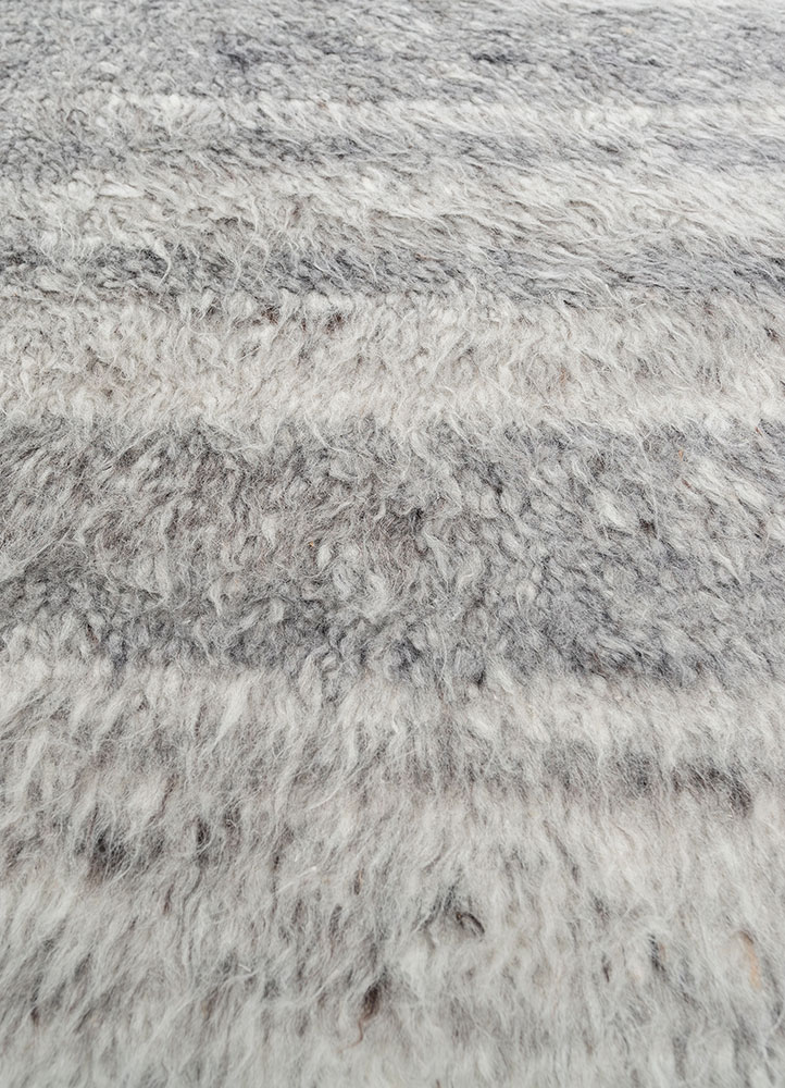 uvenuti ivory wool hand knotted Rug - CloseUp