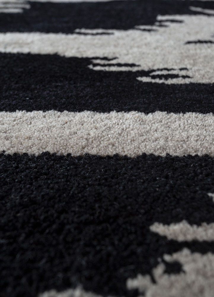 contour grey and black wool and viscose hand tufted Rug - CloseUp