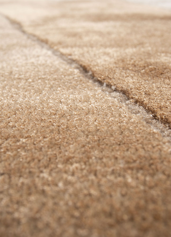 linear beige and brown wool and viscose hand tufted Rug - CloseUp