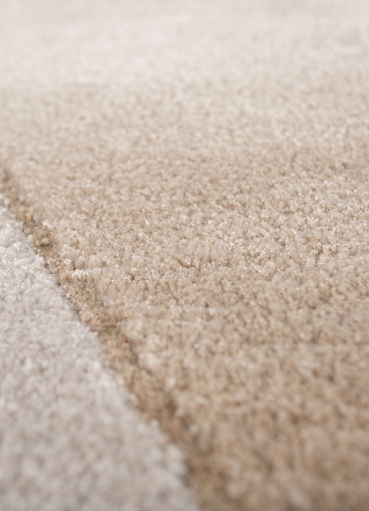 linear ivory wool and viscose hand tufted Rug - CloseUp