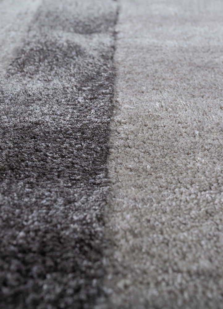linear grey and black wool and viscose hand tufted Rug - CloseUp