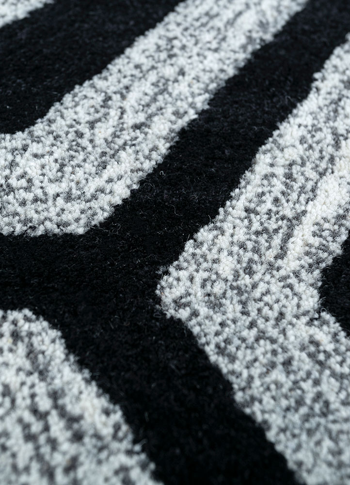 contour grey and black wool and viscose hand tufted Rug - CloseUp