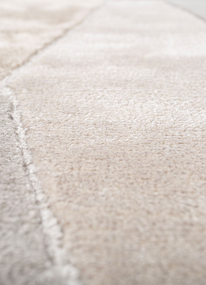 linear grey and black wool and viscose hand tufted Rug - CloseUp
