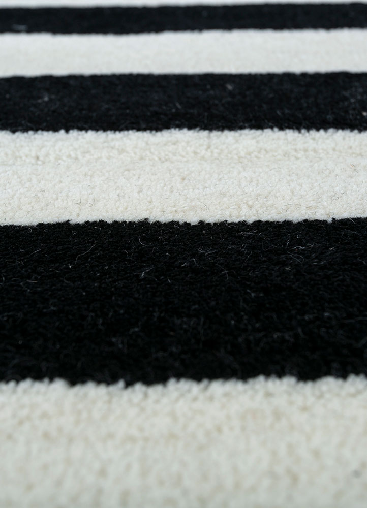 contour grey and black wool hand tufted Rug - CloseUp