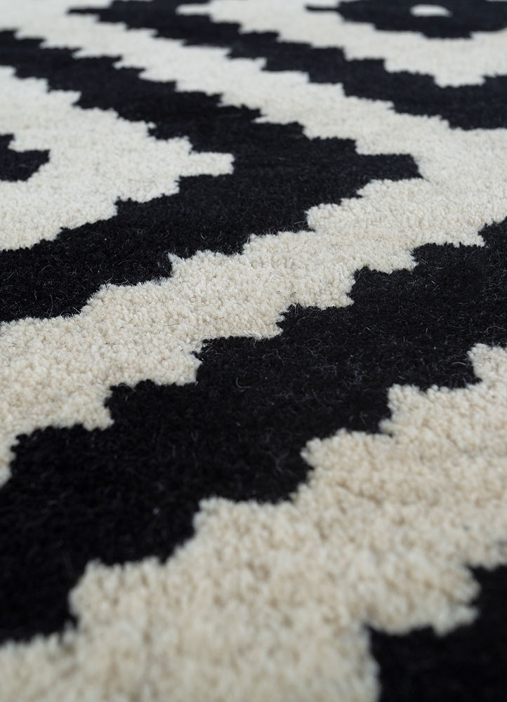 contour grey and black wool hand tufted Rug - CloseUp