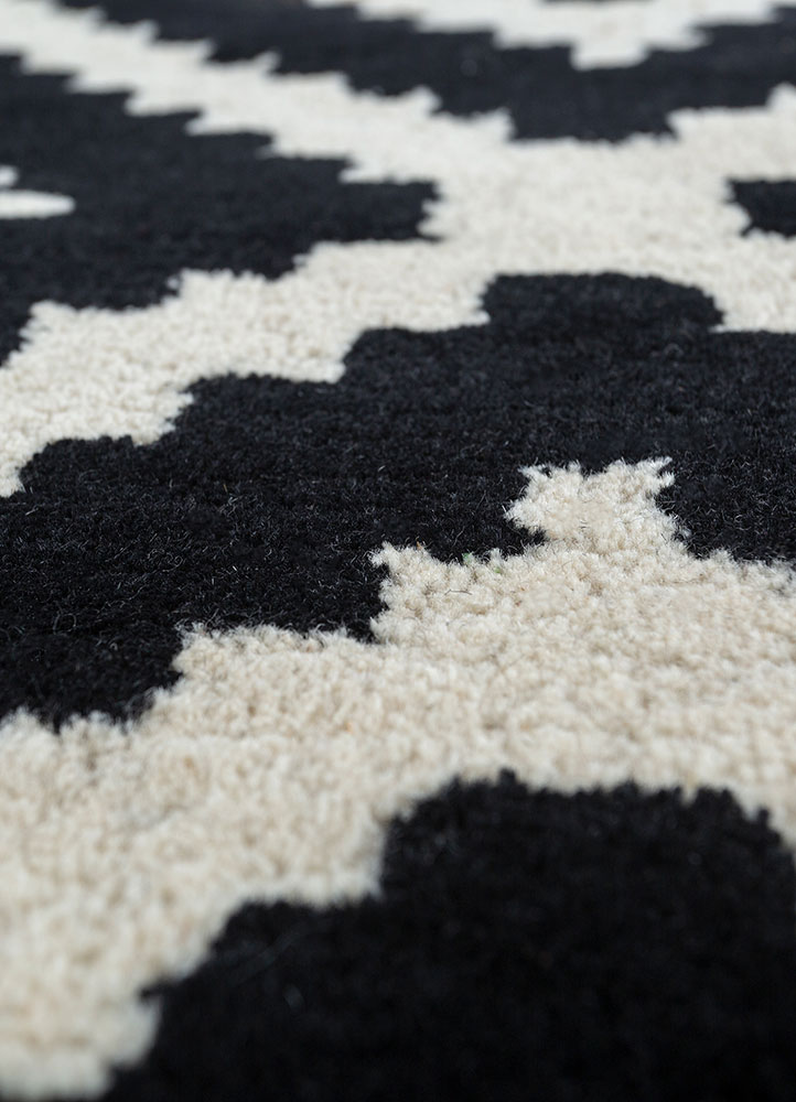 contour grey and black wool hand tufted Rug - CloseUp