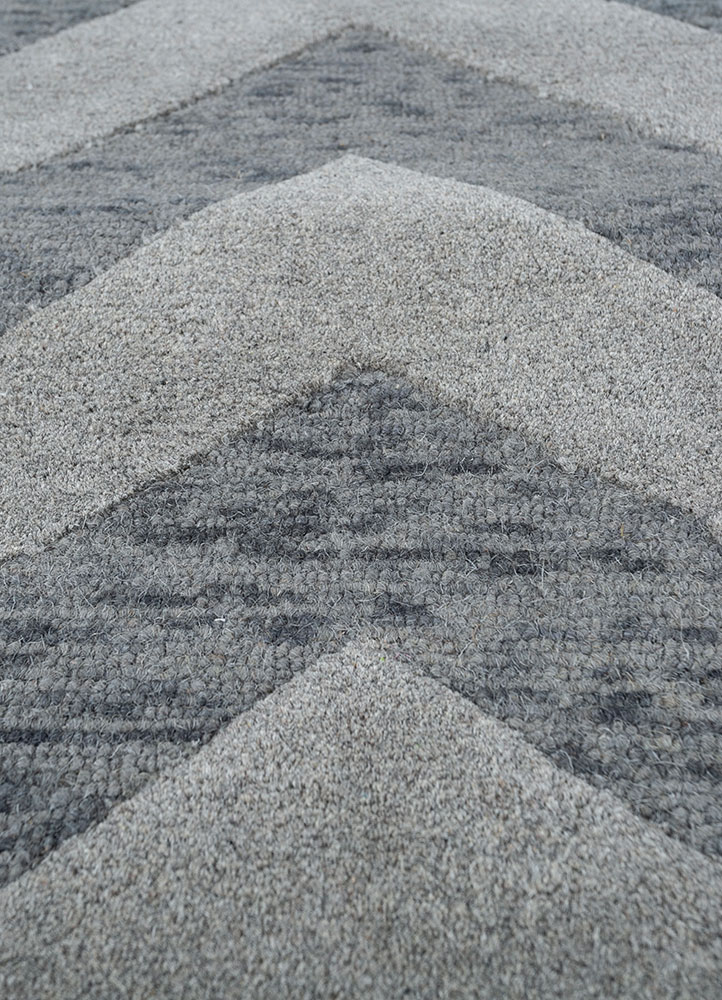 contour grey and black wool hand tufted Rug - CloseUp