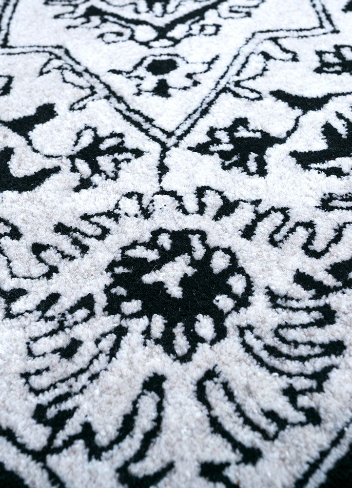 imara grey and black wool and viscose hand tufted Rug - CloseUp