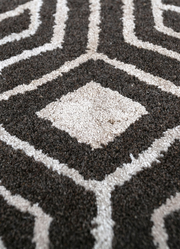 imara grey and black wool hand tufted Rug - CloseUp