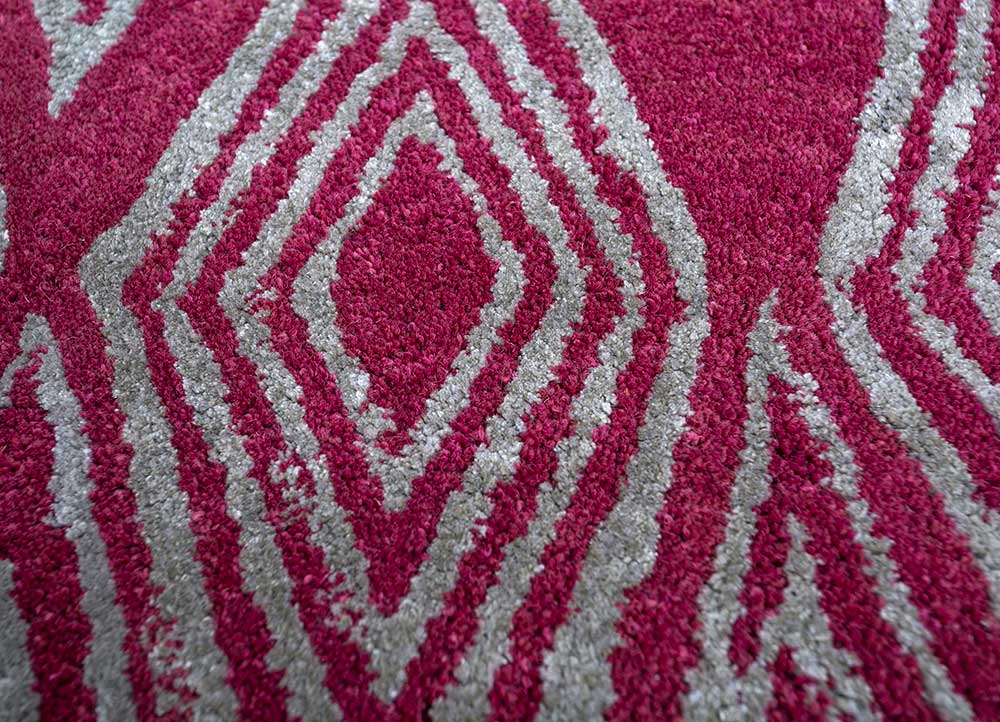 linear pink and purple wool and viscose hand tufted Rug - CloseUp
