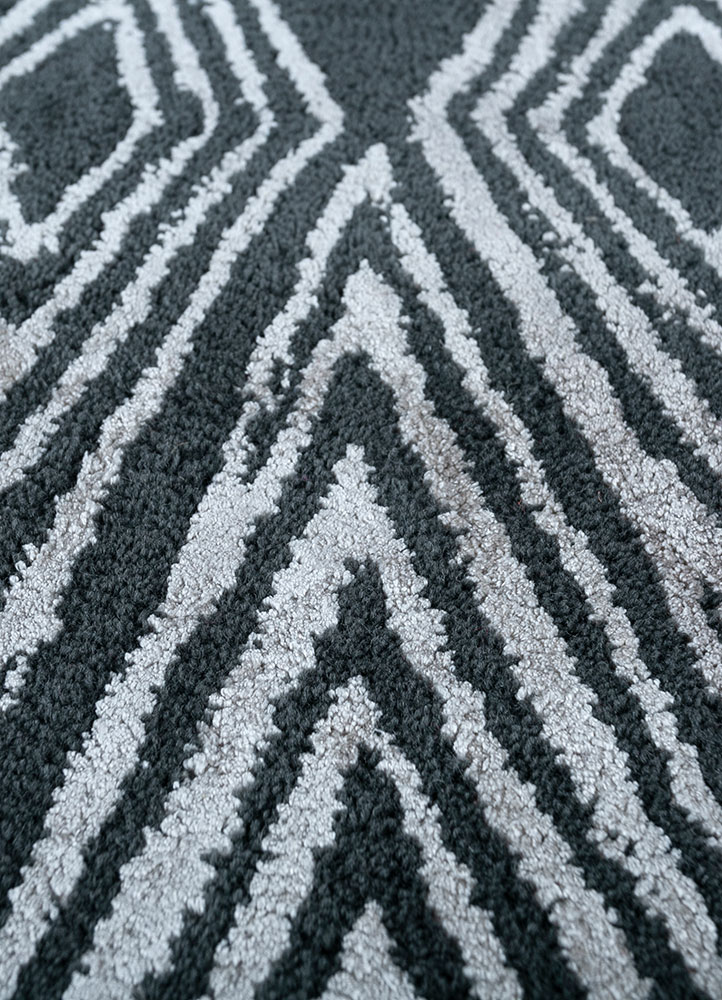 linear grey and black wool and viscose hand tufted Rug - CloseUp