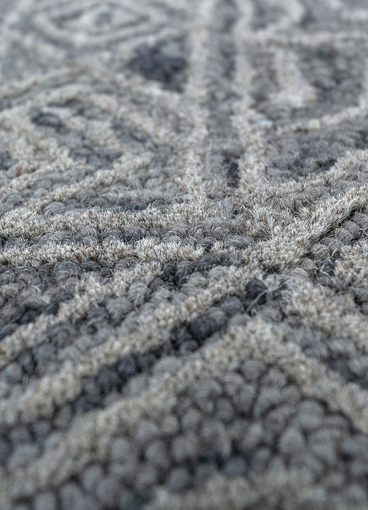 imara grey and black wool hand tufted Rug - CloseUp