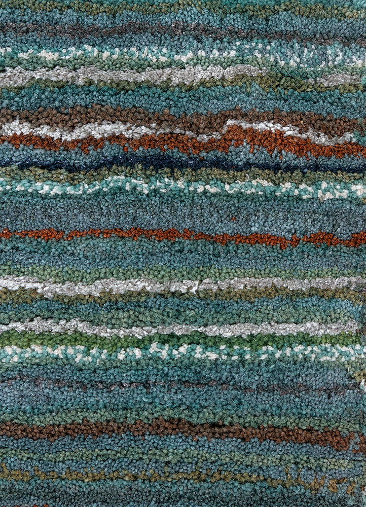 linear grey and black wool and viscose hand tufted Rug - CloseUp