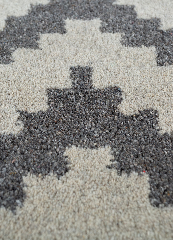 contour grey and black wool and viscose hand tufted Rug - CloseUp