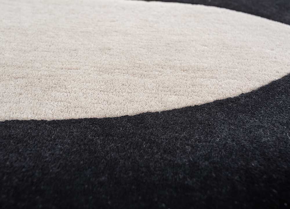 aprezo grey and black wool  Rug - CloseUp
