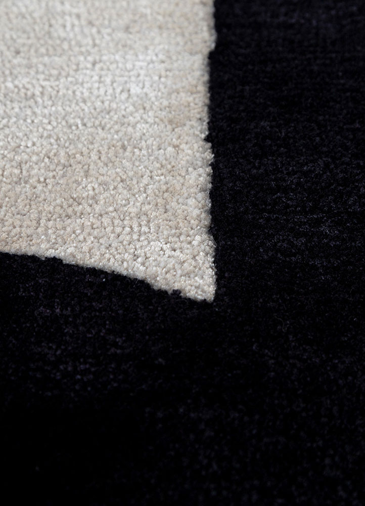 zig zag grey and black wool and viscose hand tufted Rug - CloseUp