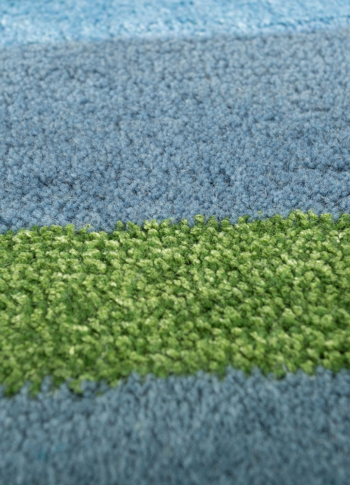 linear blue wool and viscose hand tufted Rug - CloseUp