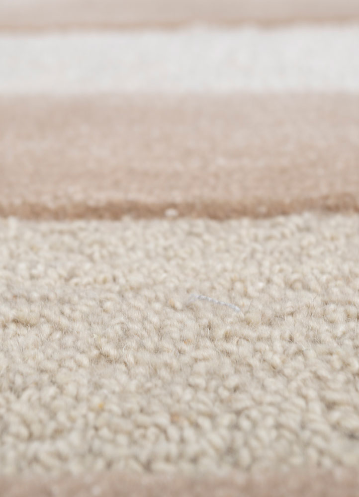 linear ivory wool and viscose hand tufted Rug - CloseUp