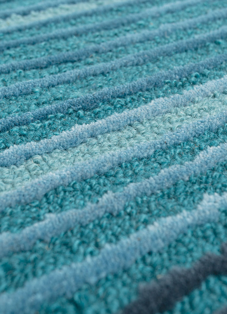 linear blue wool and viscose hand tufted Rug - CloseUp