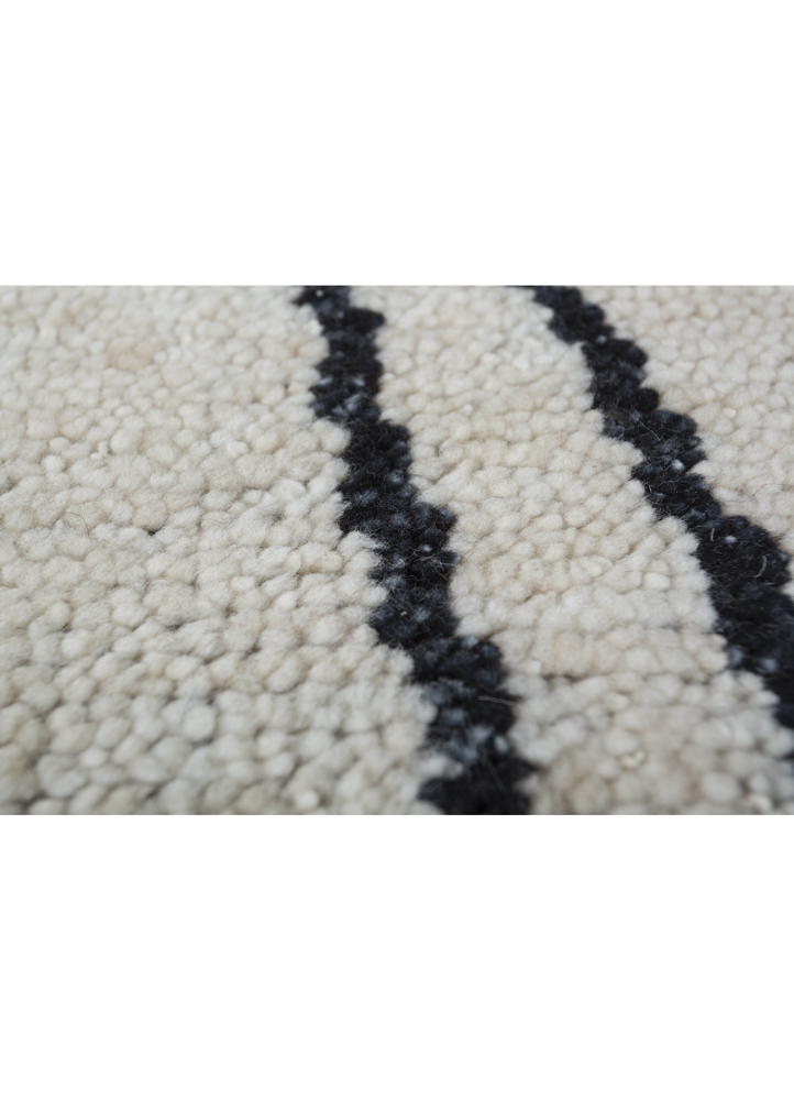zuri ivory wool hand knotted Rug - CloseUp