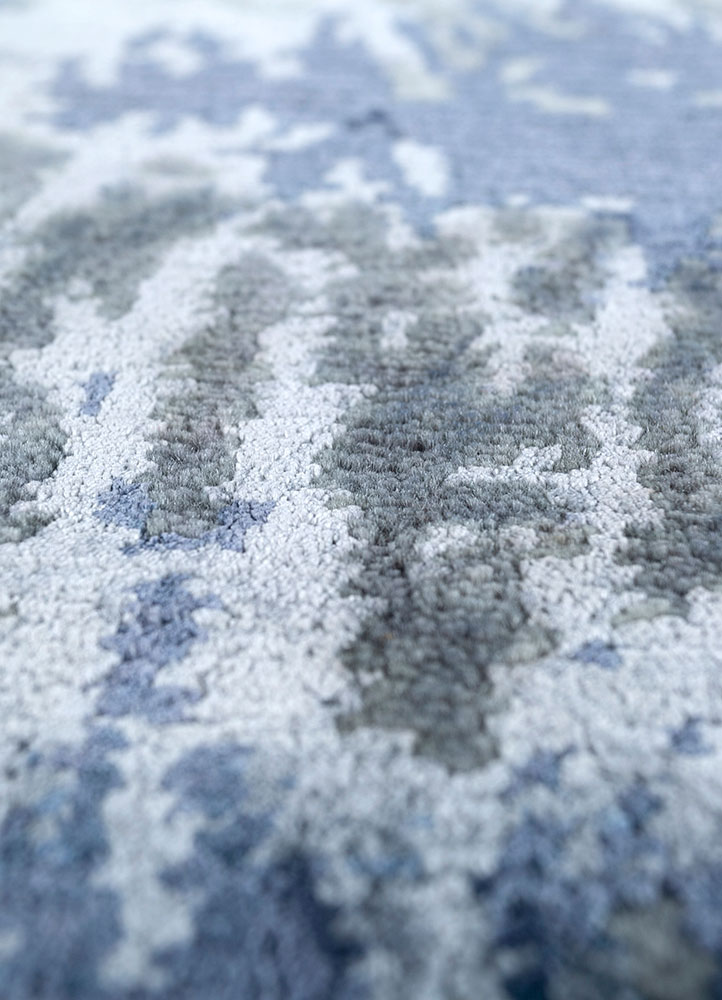 entropy blue wool and bamboo silk hand knotted Rug - CloseUp