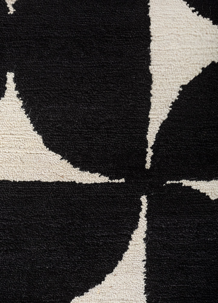 aprezo grey and black wool hand knotted Rug - CloseUp