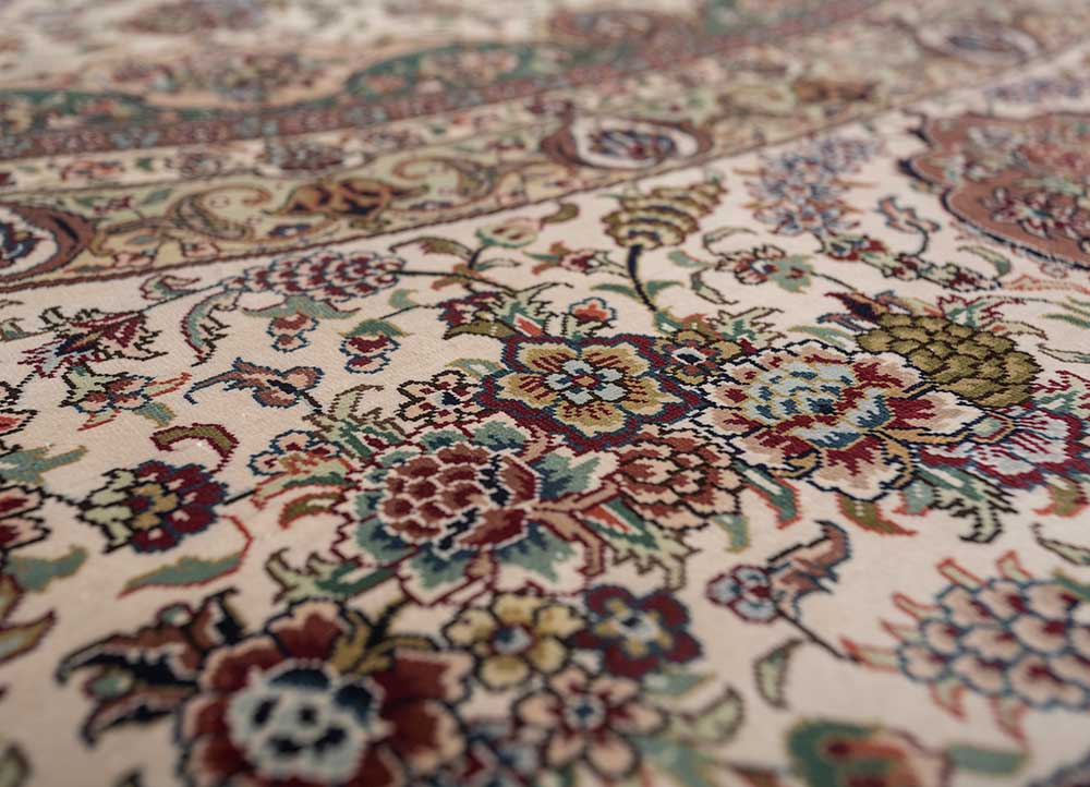 gulmarg ivory silk hand knotted Rug - CloseUp