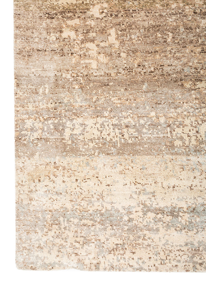 gulmarg ivory silk hand knotted Rug - Corner