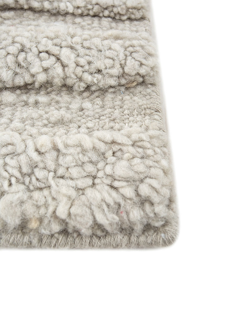 manifest green wool hand knotted Rug - Corner