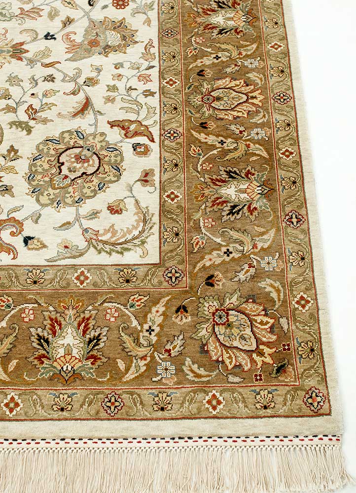 gulmarg ivory silk hand knotted Rug - Corner