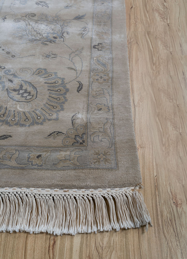 gulmarg ivory silk hand knotted Rug - Corner