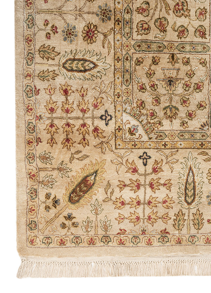 gulmarg ivory silk hand knotted Rug - Corner