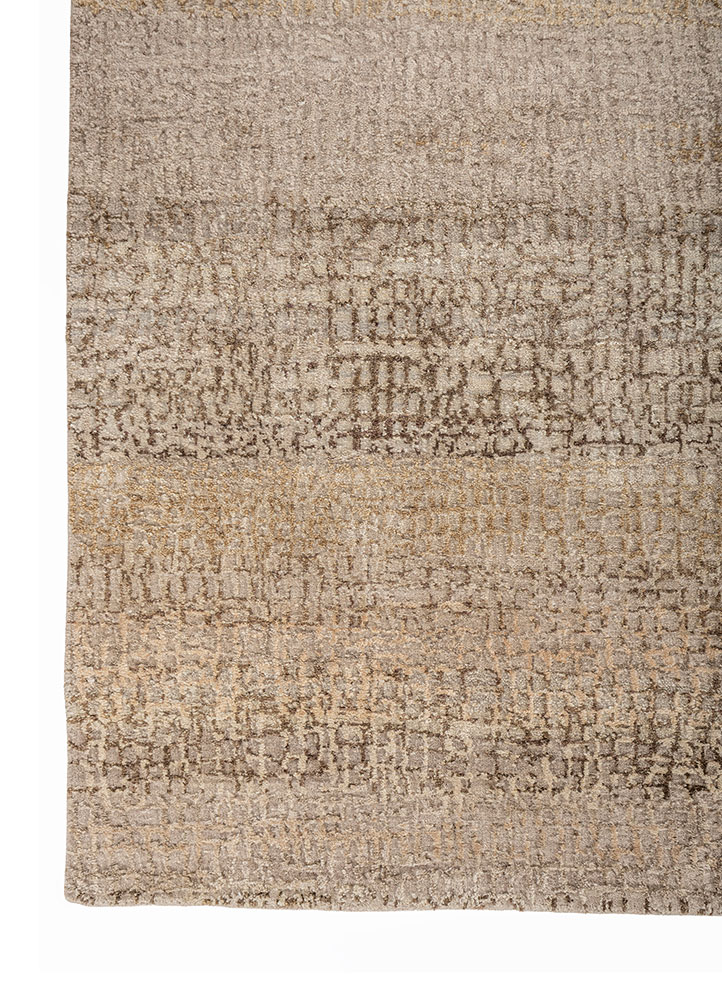 aprezo ivory wool and silk hand knotted Rug - Corner