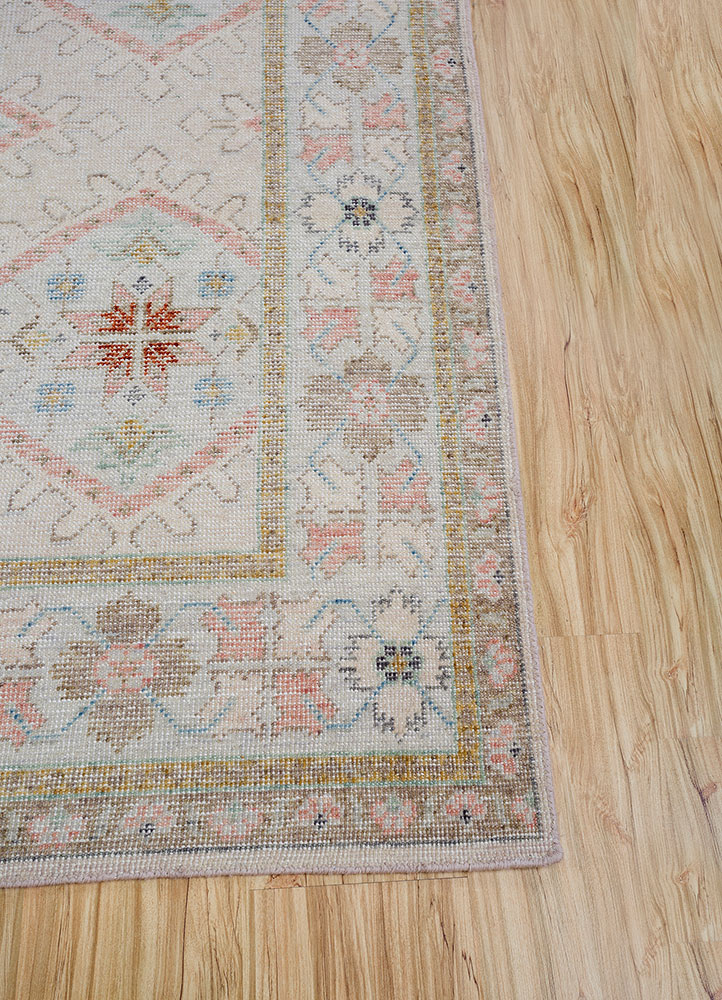 erbe ivory wool hand knotted Rug - Corner