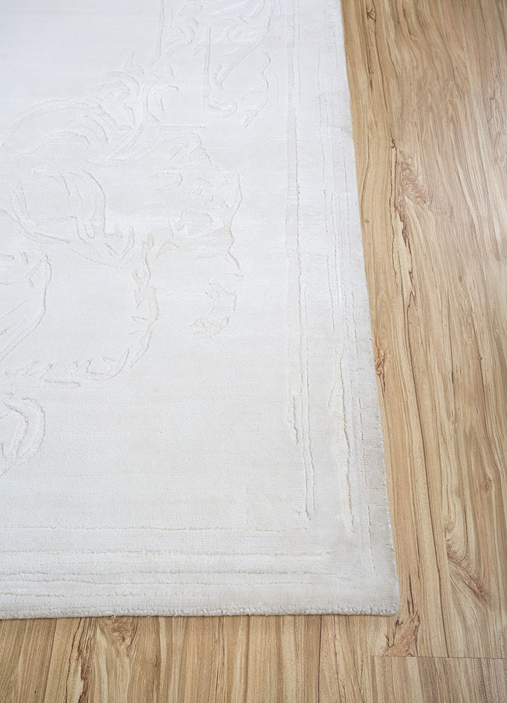 saga ivory viscose hand loom Rug - Corner