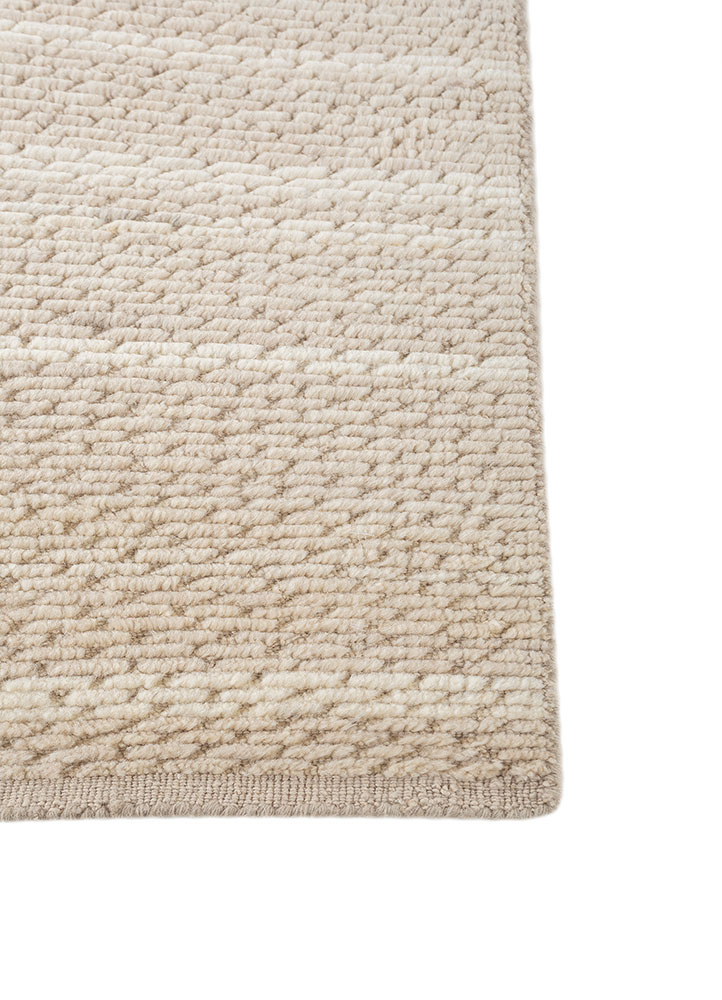 saga gold wool hand loom Rug - Corner