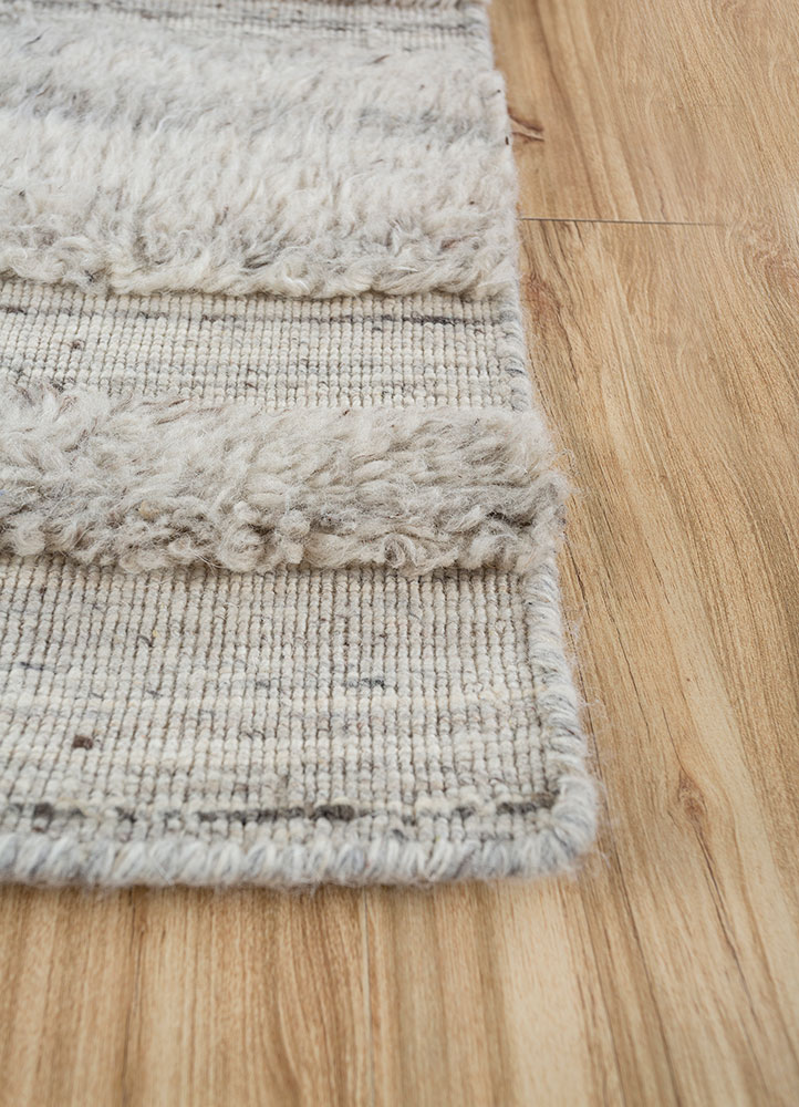 saga ivory wool hand loom Rug - Corner