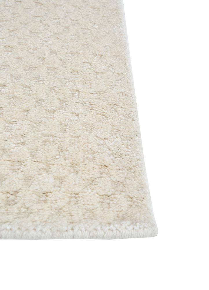 saga ivory wool hand loom Rug - Corner