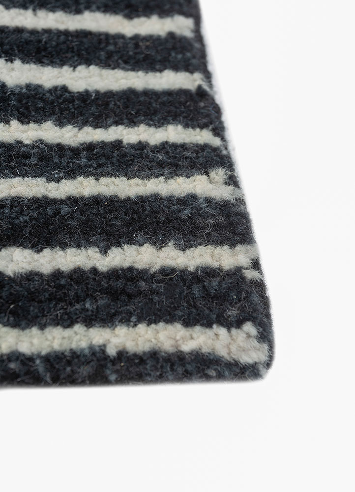 zuri grey and black wool hand knotted Rug - Corner