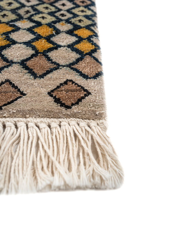 manchaha ivory silk hand knotted Rug - Corner