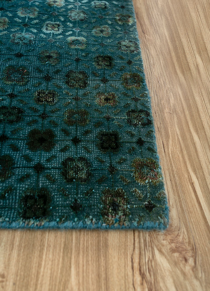 lacuna blue wool and silk hand knotted Rug - Corner